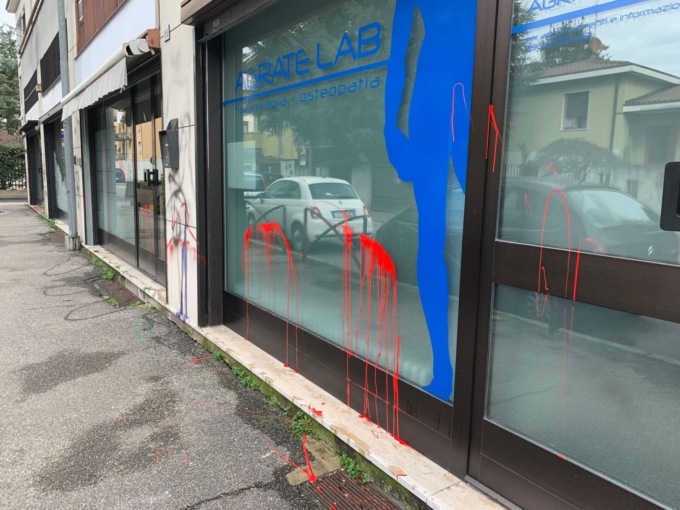 Vernice contro le vetrine, amara sorpresa per commercianti e professionisti