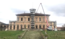 In Villa Bagatti  si sistema il tetto in vista del Fuorisalone