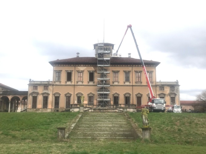 In Villa Bagatti  si sistema il tetto in vista del Fuorisalone