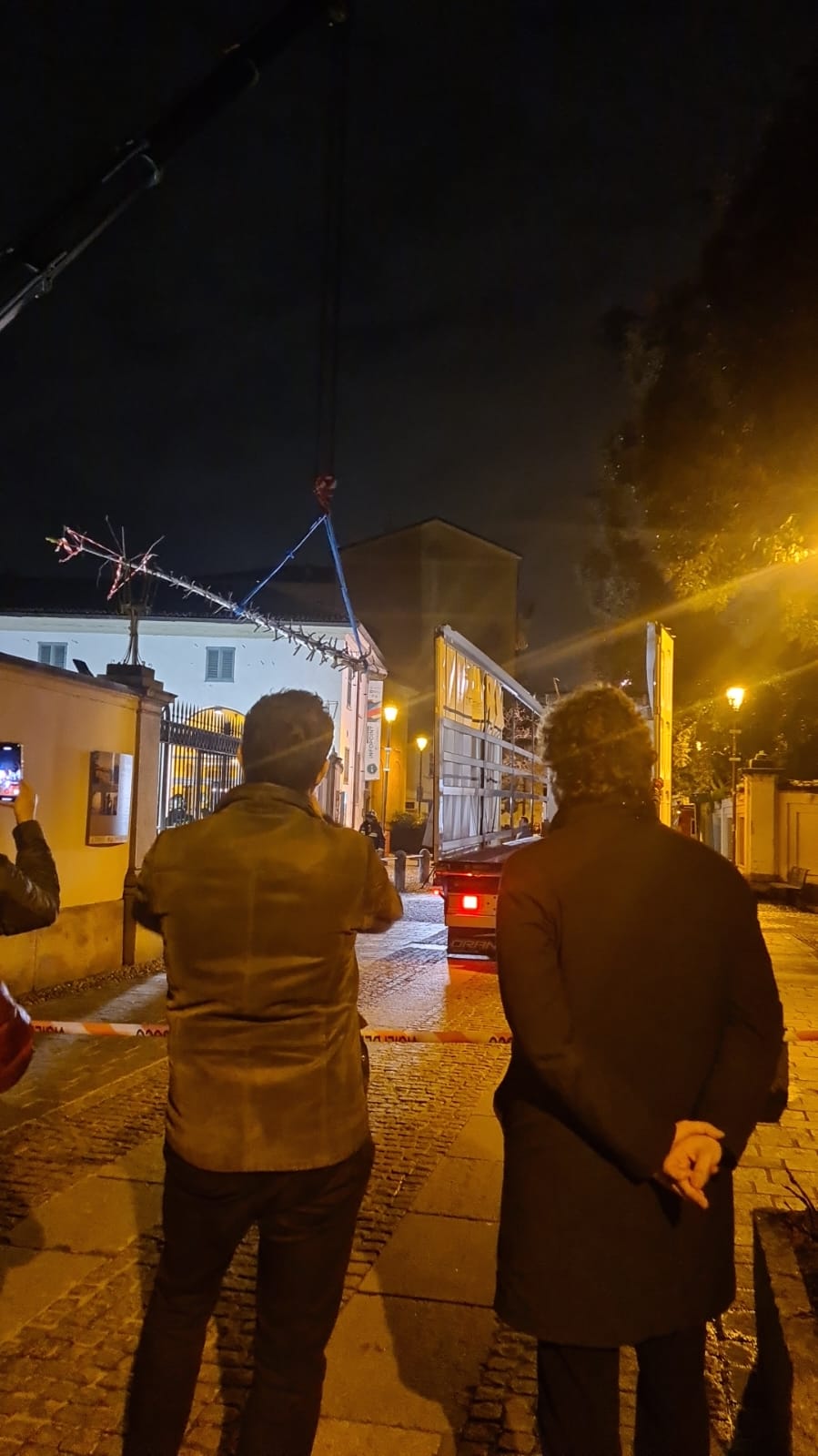 Vimercate arrivo Albero dei Tutti trasporto eccezionale opera installazione contro la mafia e per ricordare le vittime