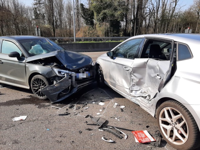Accosta dopo un tamponamento e scende dall’auto: 25enne travolto da un terzo veicolo
