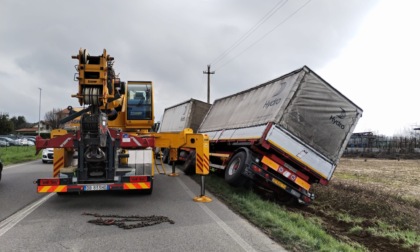 Tir finisce nel fosso: traffico in tilt sulla Provinciale