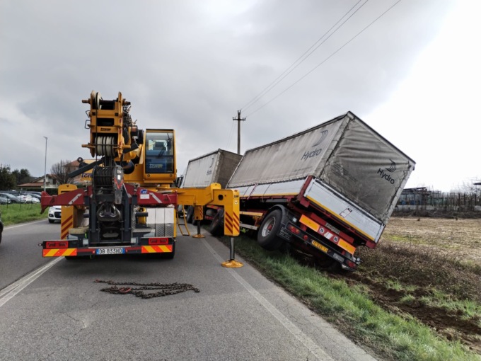 Tir finisce nel fosso: traffico in tilt sulla Provinciale