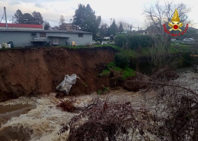 Cede l’argine del fiume e trascina i depositi dell’autolavaggio