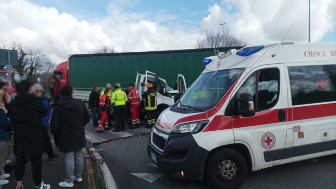 Schianto lungo la Provinciale: intrappolato tra le lamiere