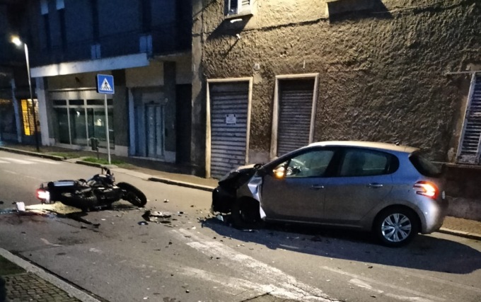 Pauroso incidente in centro a Varedo, grave motociclista