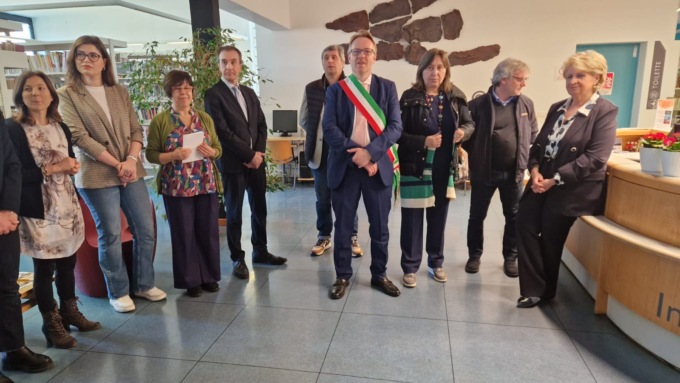 Grande festa ad Arcore nella biblioteca rinnovata
