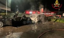 A fuoco due auto che bloccavano la strada