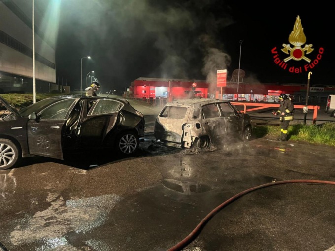 A fuoco due auto che bloccavano la strada