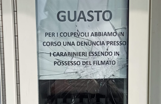 Prende a pugni il distributore e lo distrugge