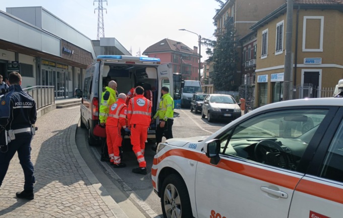 Cade dalla tromba delle scale mentre sta aspettando il treno: 28enne gravissimo