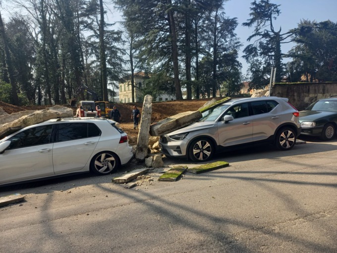 Crolla un muro: le macerie travolgono tre automobili