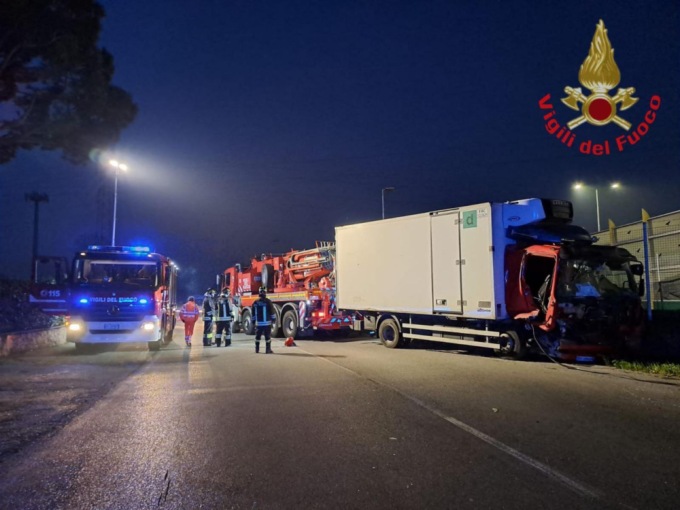 Autocarro si schianta contro un blocco di cemento: autista salvo per miracolo