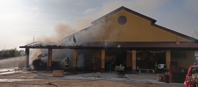 Incendio in un maneggio a Limbiate, messi in salvo tutti i cavalli