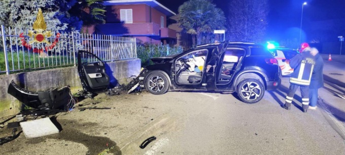 Perde il controllo della macchina e si schianta contro un muro
