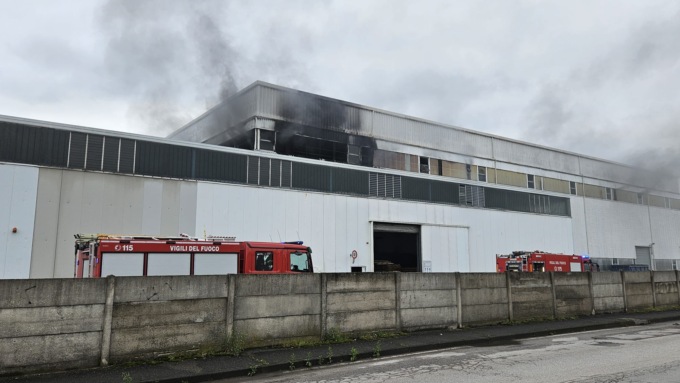 Incendio a Usmate, a fuoco un deposito di logistica