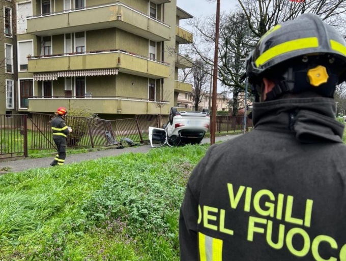 Si ribalta con l’auto e finisce contro la recinzione di un condominio