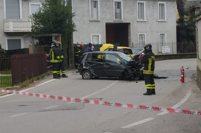 Violento scontro tra due auto, abbattuta la recinzione di una casa