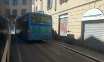 Automobilisti indisciplinati bloccano il passaggio dei bus
