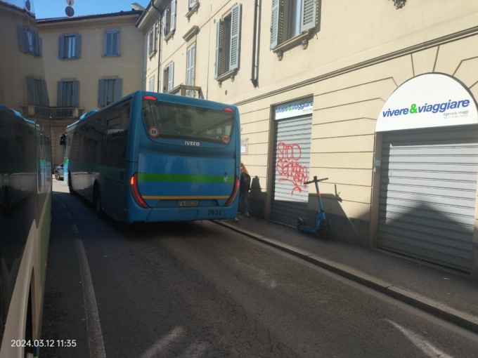 Automobilisti indisciplinati bloccano il passaggio dei bus