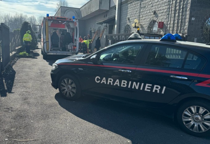 Tolgono la grata e una ragazza precipita per tre metri nella bocca di lupo del condominio: elisoccorso a Lentate