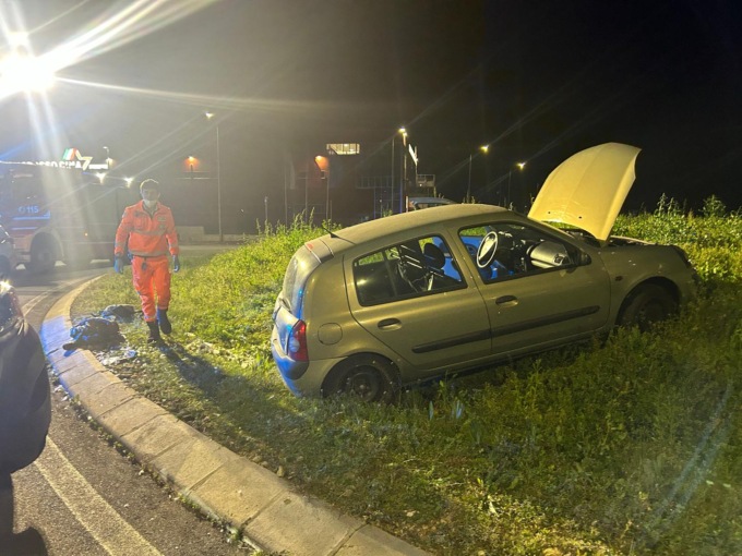 Esce di strada ed “entra” nella rotonda: grave 68enne