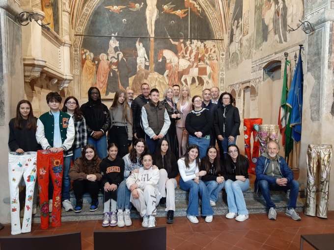 A Lentate jeans colorati per “La primavera dell’inclusione”