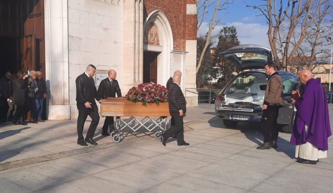A Seregno i funerali dell’assicuratore travolto da un tir in autostrada