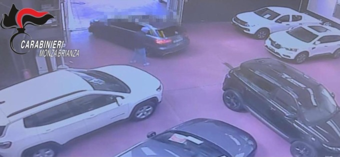 Furti a bordo di grosse auto e ricettazione: tre arrestati