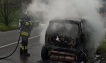 Auto in fiamme, pompieri al lavoro