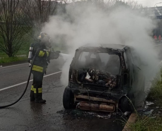 Auto in fiamme, pompieri al lavoro