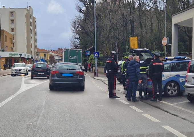 Fidanzatini travolti da un’auto, lei finisce in ospedale