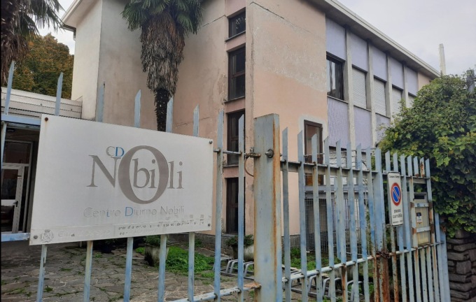 “Lasciate liberi gli anziani di ballare e giocare a carte”