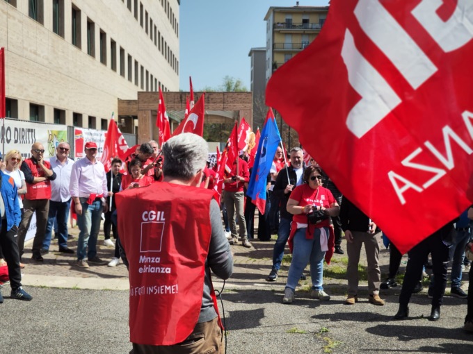 In centinaia alla manifestazione a Monza per chiedere più sicurezza sui luoghi di lavoro