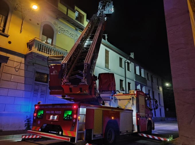 Esce del fumo da un lucernario, accorrono i Vigili del Fuoco