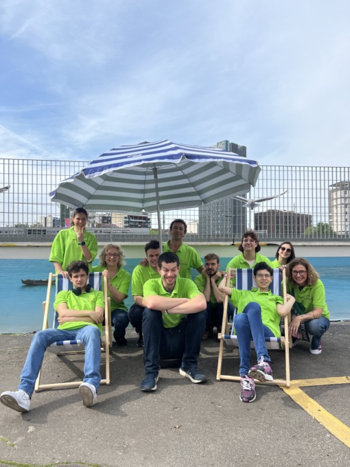 I ragazzi autistici ridisegnano la piazza con un mosaico artistico