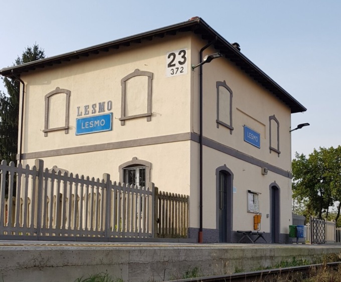 Giallo a Lesmo: 47enne ritrovato in fin di vita alla stazione