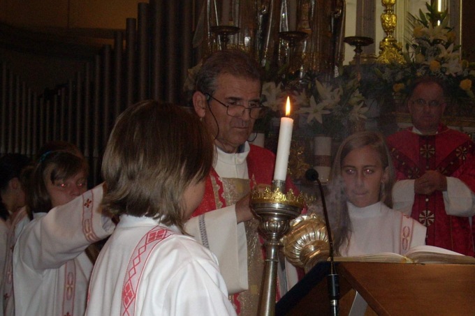 La parrocchia di Mezzago piange lo storico parroco don Renzo Riva