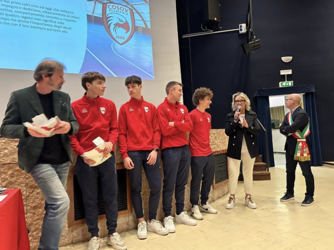La storia delle quattro “aquile rosse” che giocano a calcio insieme da 15 anni e vincono il campionato