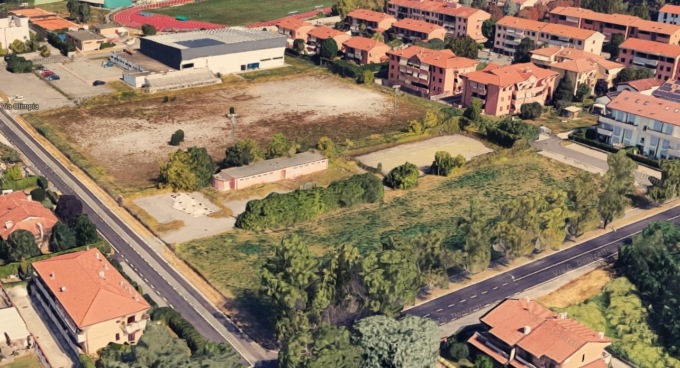 Sportitalia rinuncia al progetto sull’ex area Padel: «Tempi biblici, guardo altrove: godetevi l’erbaccia»