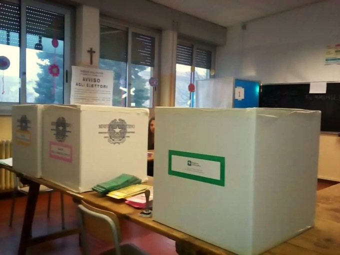 Seggi fuori dalle scuole, ora è ufficiale: si voterà al palazzetto e in villa Cusani