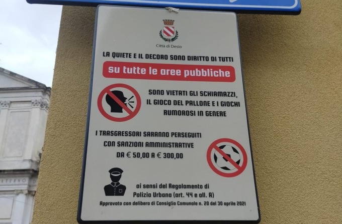 In piazza Conciliazione vietati giochi rumorosi, partite di calcio e schiamazzi: multe salate e polemiche
