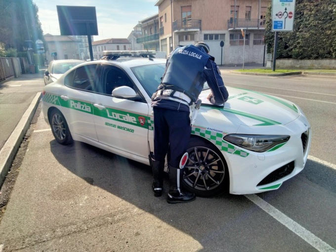 Guidava con la patente scaduta da 40 anni
