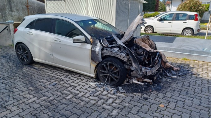 Auto a fuoco a Barlassina, indagini in corso