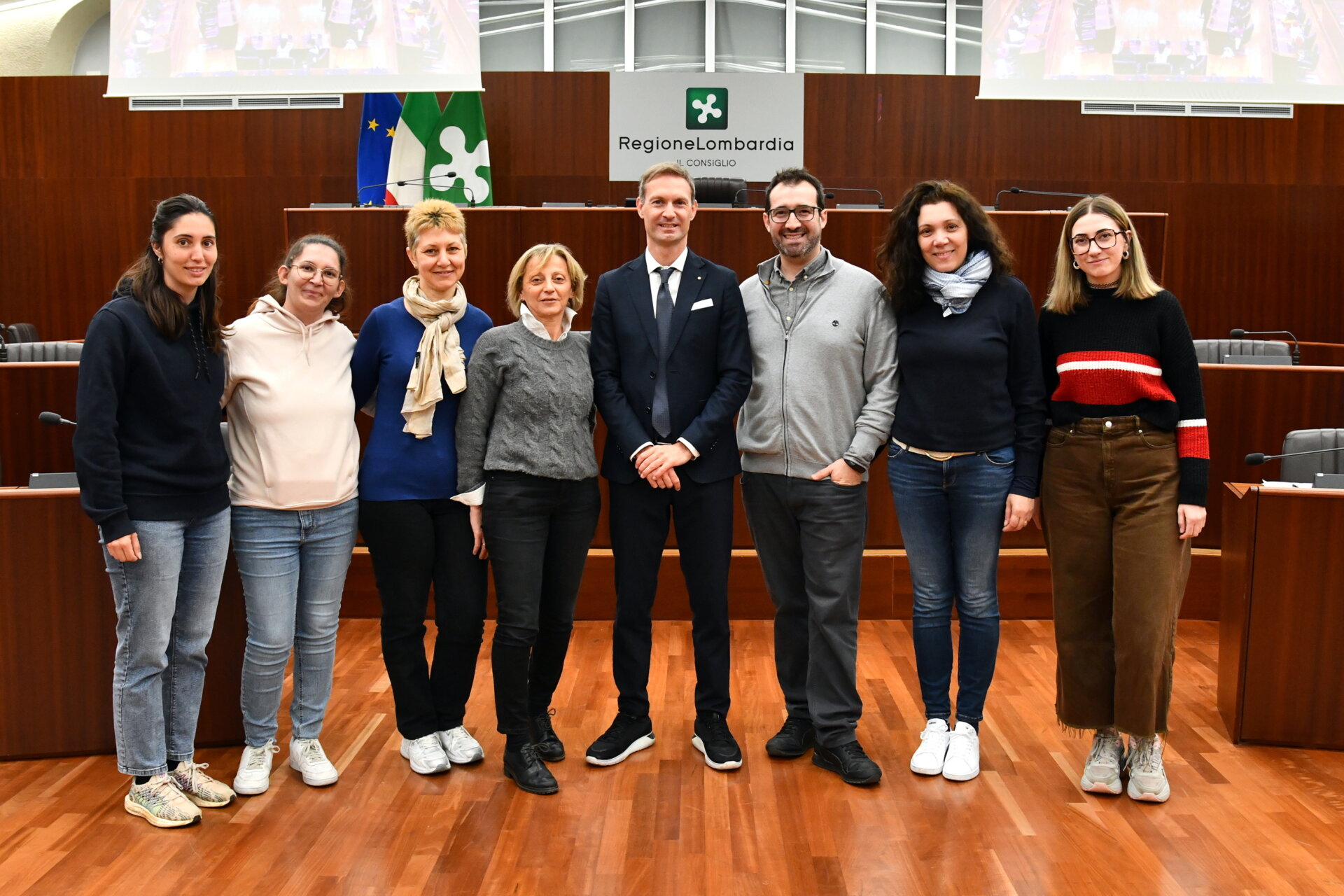 Milano Palazzo Pirelli visita studenti primaria Lesmo con al centro Federico Romani presidente del Consiglio regionale