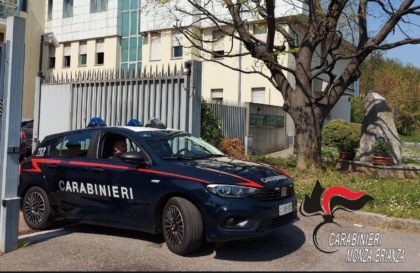 Accoltella un 19enne e il vicino di casa per rapinarli