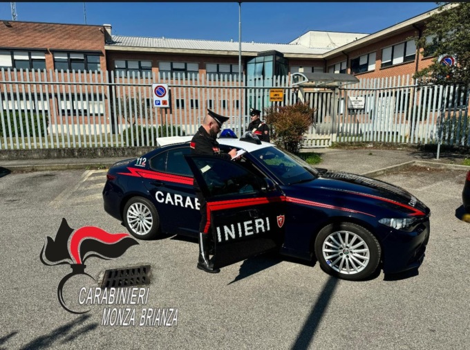 La droga nascosta nell’auto e in tasca 1600 euro in contanti: due arresti