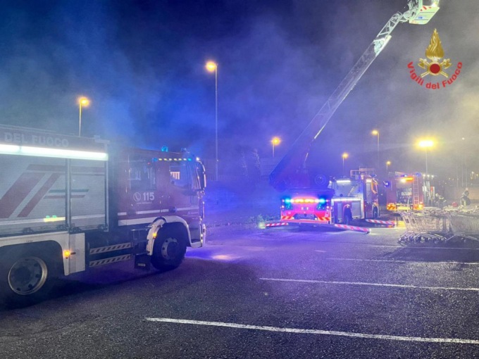 Principio d’incendio in un capannone di Concorezzo, il sindaco invita a tenere chiuse le finestre