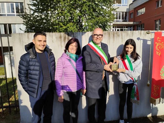 Concorezzo, posata la Pietra d’inciampo in memoria di Mario Brioschi