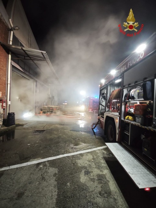 Scoppia un incendio in un capannone